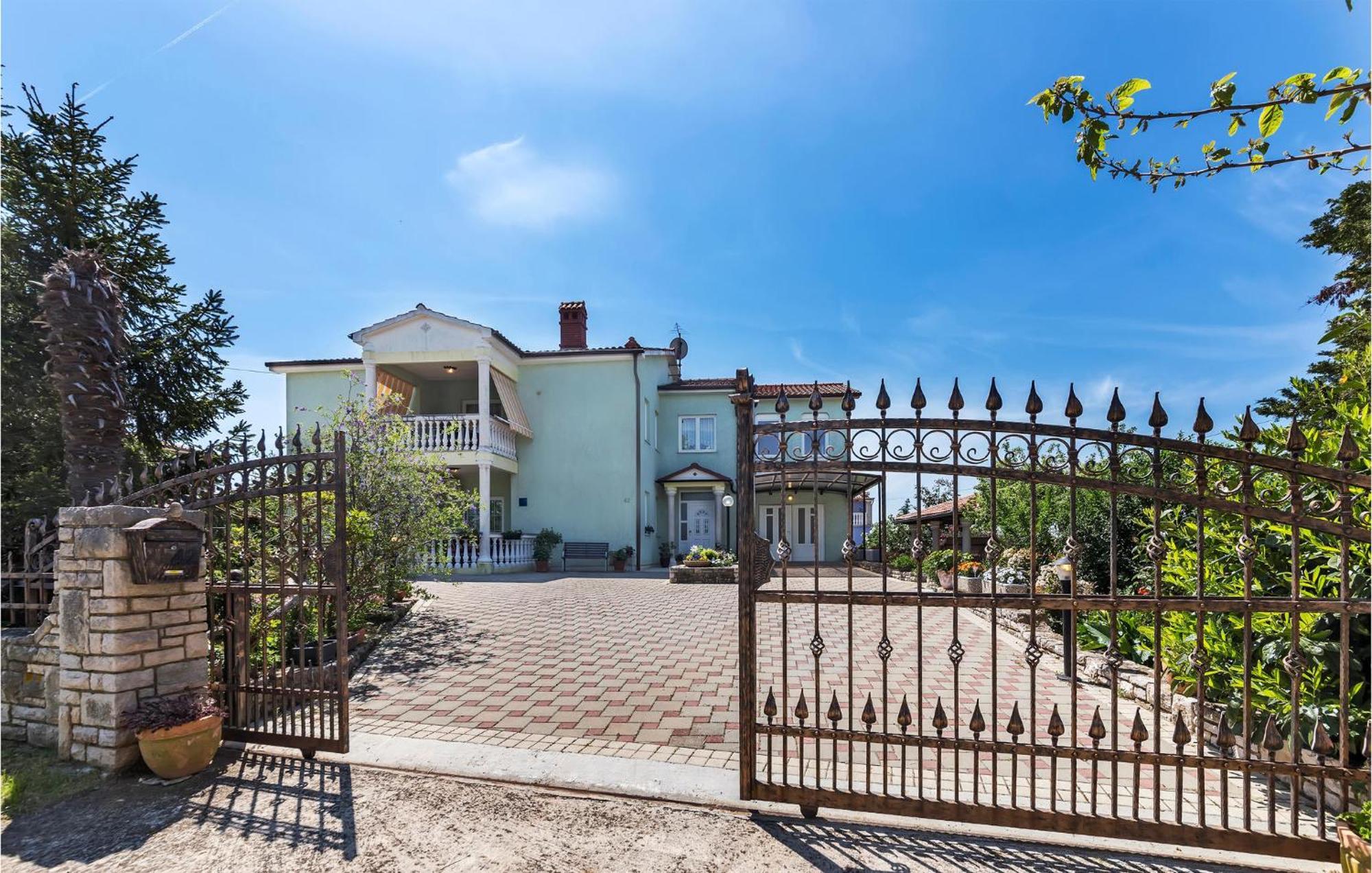 2 Bedroom Beautiful Apartment In Valtura Exterior photo